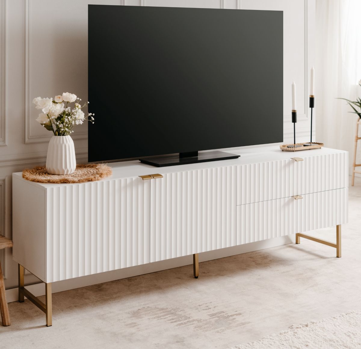 TV-Lowboard Hawick in weiss matt mit 3D-Wellenstruktur TV Unterteil in Komforthhe 179 x 61 cm